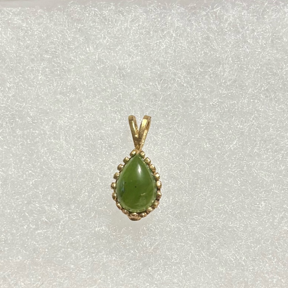 Elegant 14k gold Green Teardrop Pendant